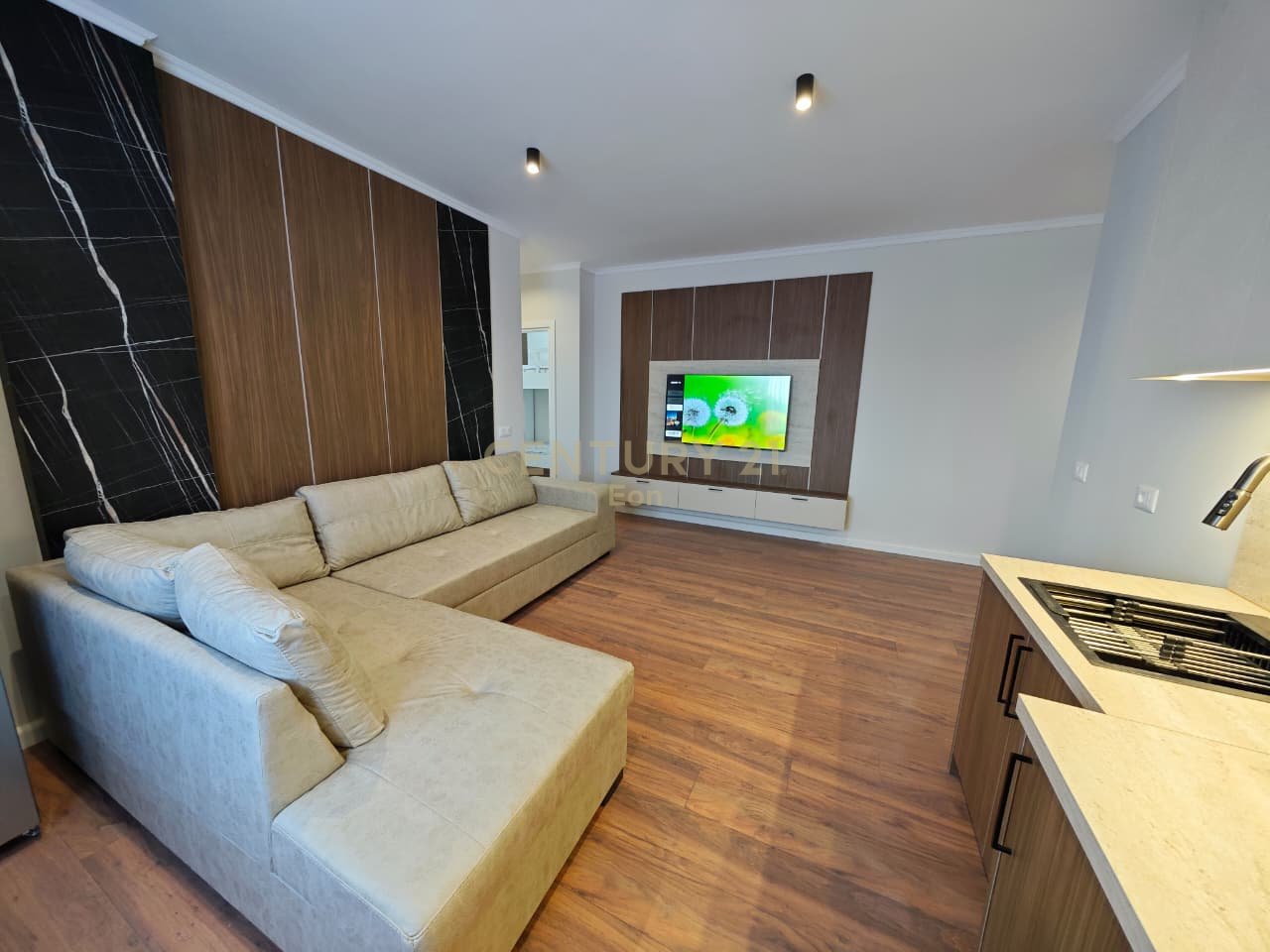 SHITET APARTAMENT 2+1 + GARAZHD TEK STACIONI I TRENIT NE DURRES !!!