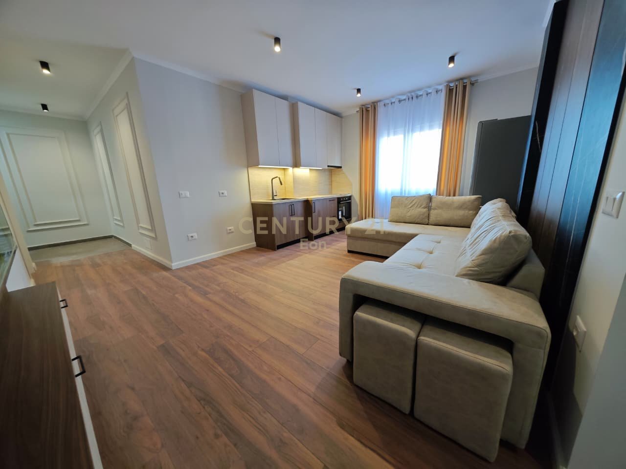 SHITET APARTAMENT 2+1 + GARAZHD TEK STACIONI I TRENIT NE DURRES !!!