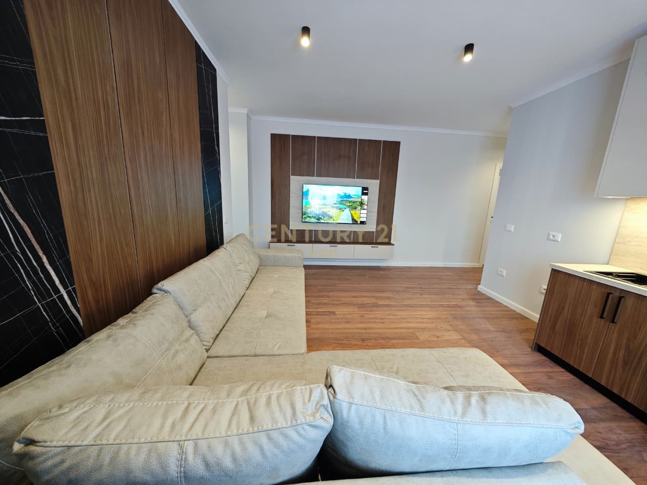SHITET APARTAMENT 2+1 + GARAZHD TEK STACIONI I TRENIT NE DURRES !!!