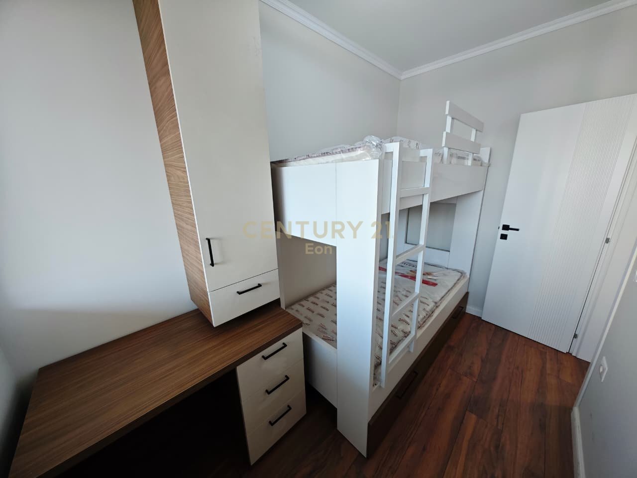 SHITET APARTAMENT 2+1 + GARAZHD TEK STACIONI I TRENIT NE DURRES !!!