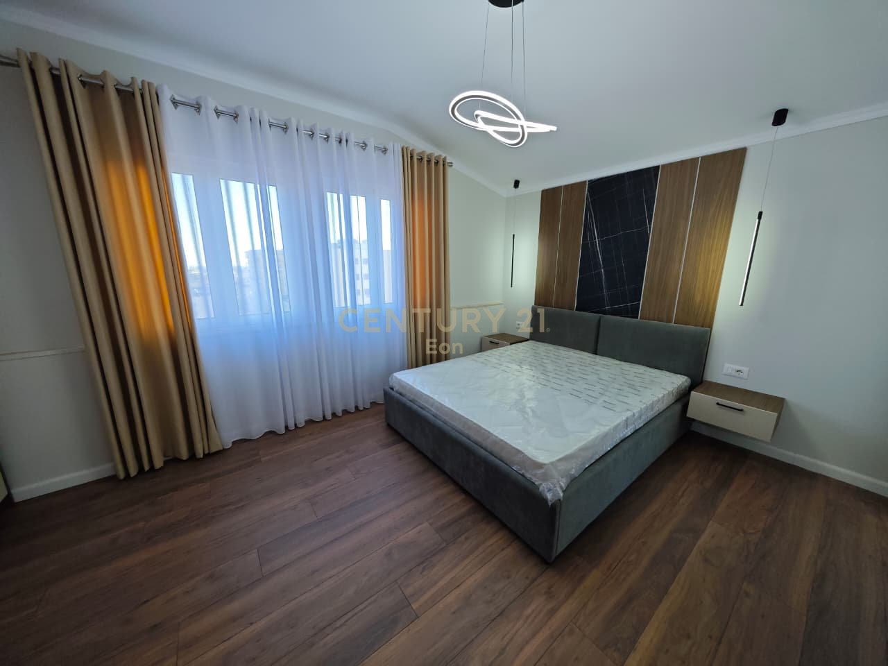 SHITET APARTAMENT 2+1 + GARAZHD TEK STACIONI I TRENIT NE DURRES !!!