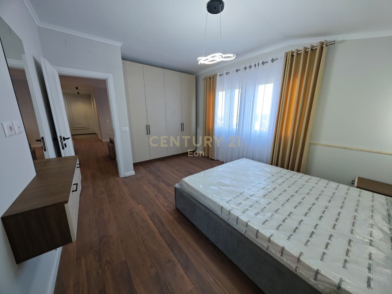 SHITET APARTAMENT 2+1 + GARAZHD TEK STACIONI I TRENIT NE DURRES !!!