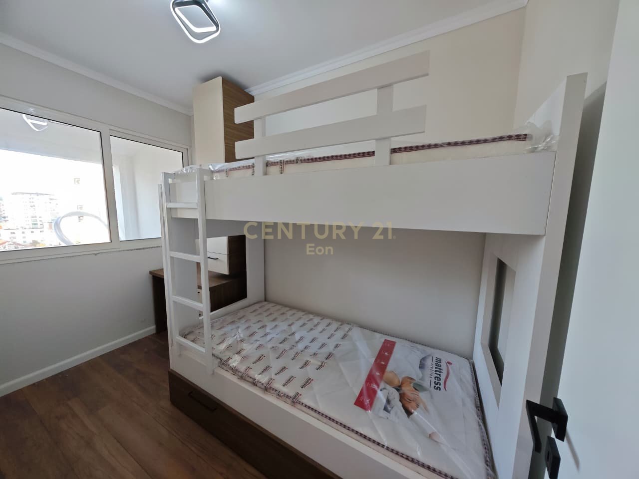SHITET APARTAMENT 2+1 + GARAZHD TEK STACIONI I TRENIT NE DURRES !!!