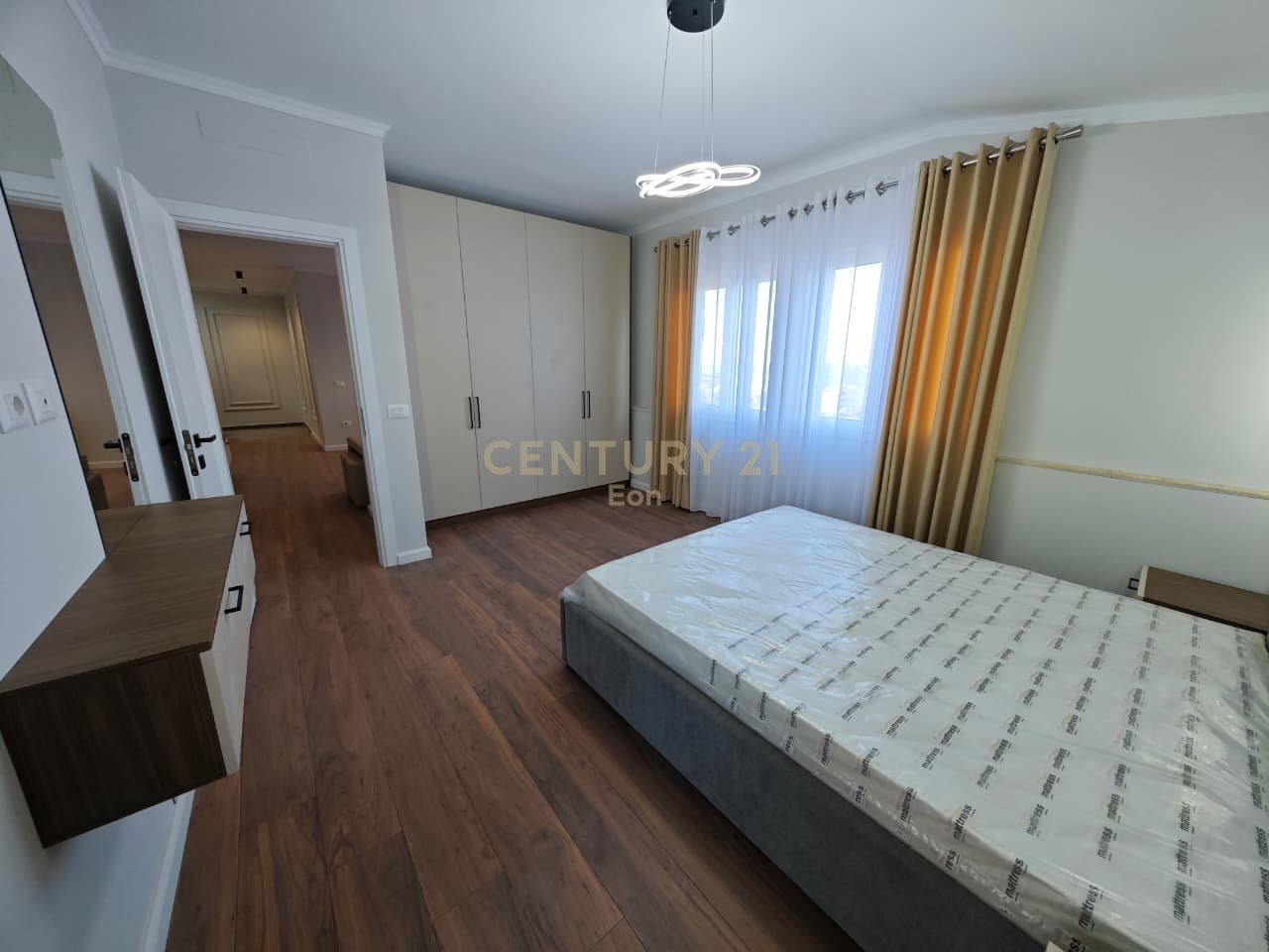 SHITET APARTAMENT 2+1 + GARAZHD TEK STACIONI I TRENIT NE DURRES !!!