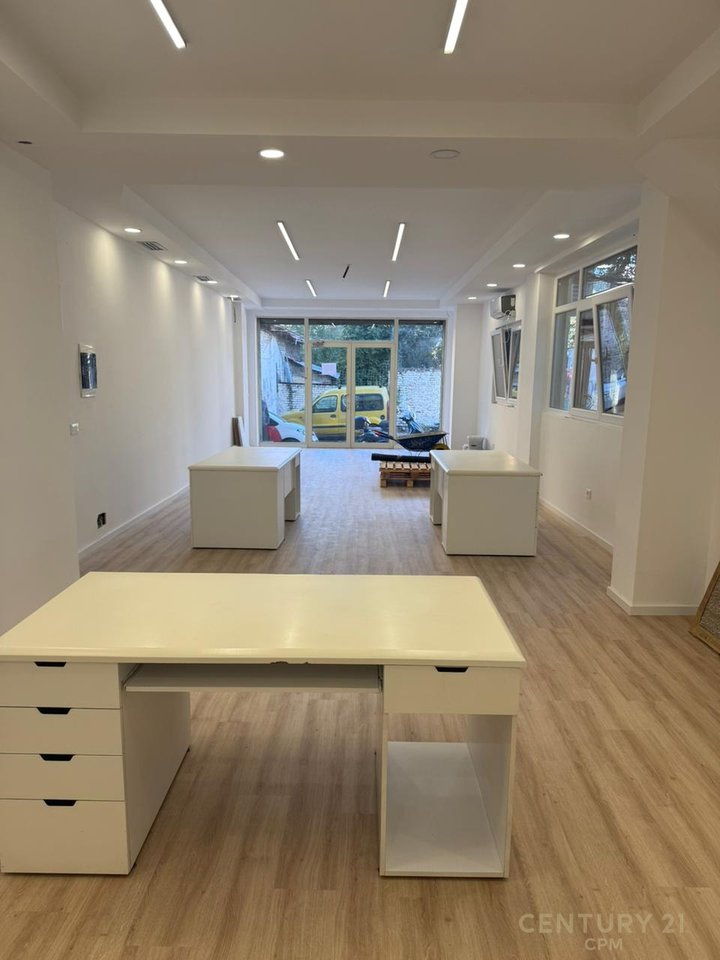 Jepet me Qira Ambient Komercial pranë Ministrisë së Jashtme