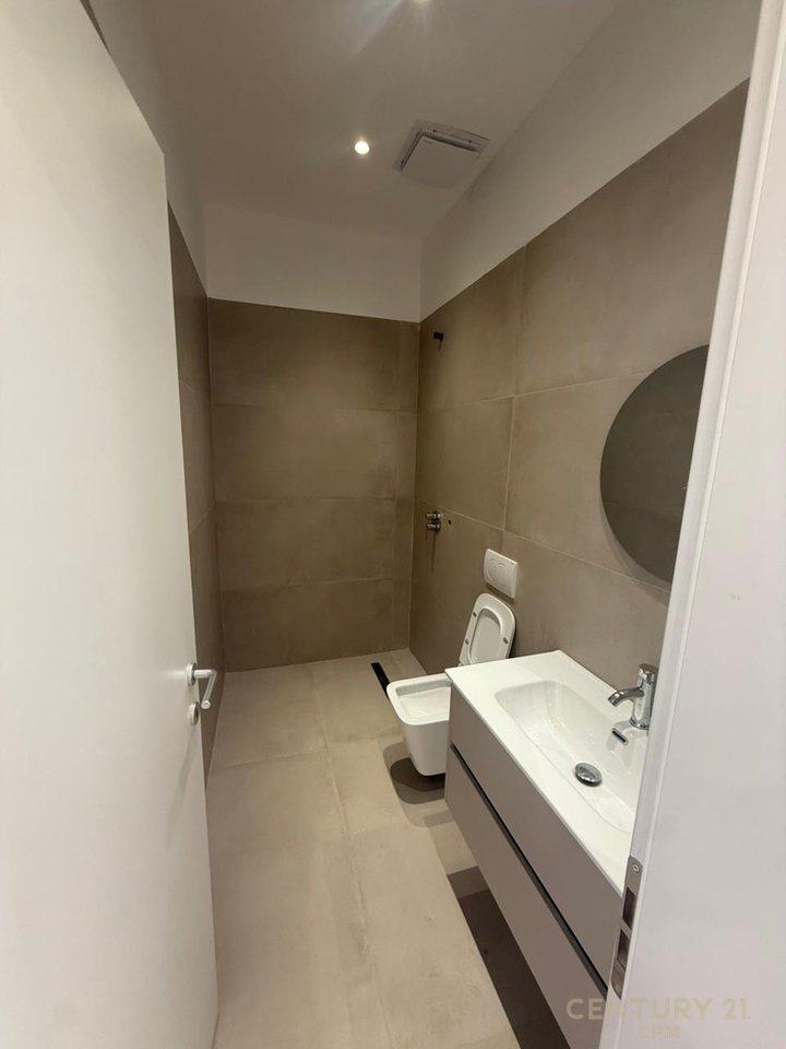 Jepet me Qira Ambient Komercial pranë Ministrisë së Jashtme