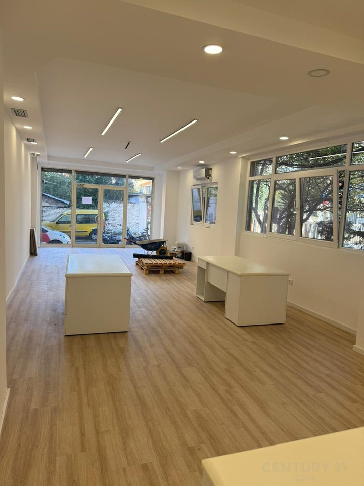 Jepet me Qira Ambient Komercial pranë Ministrisë së Jashtme