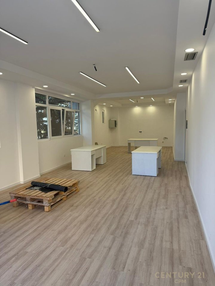 Jepet me Qira Ambient Komercial pranë Ministrisë së Jashtme