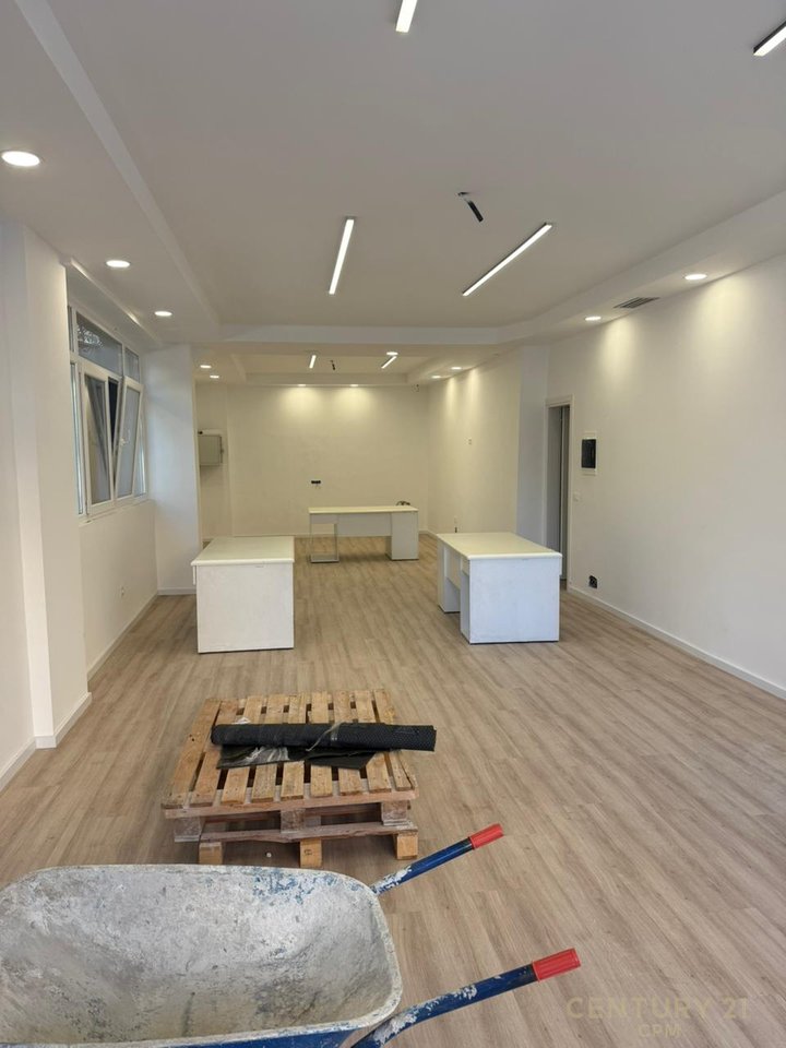 Jepet me Qira Ambient Komercial pranë Ministrisë së Jashtme