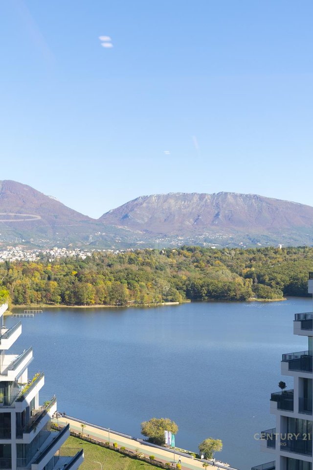 LAKE VIEW, APARTMENT FOR SALE SPREAD OVER THE ENTIRE FLOOR!