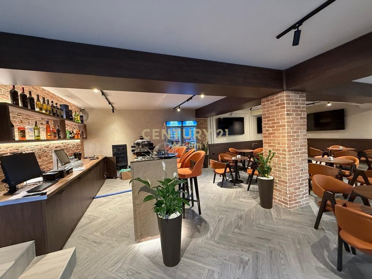 OPPORTUNITÀ! SPAZIO COMMERCIALE IN VENDITA VICINO AL LICEO "Petro Nini Luarasi"!