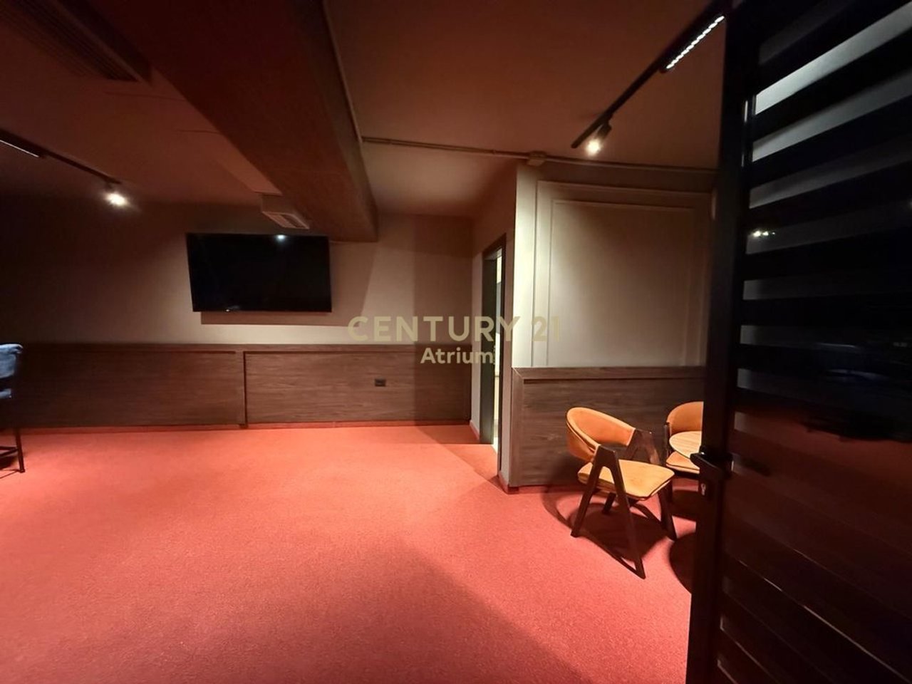 OPPORTUNITÀ! SPAZIO COMMERCIALE IN VENDITA VICINO AL LICEO "Petro Nini Luarasi"!