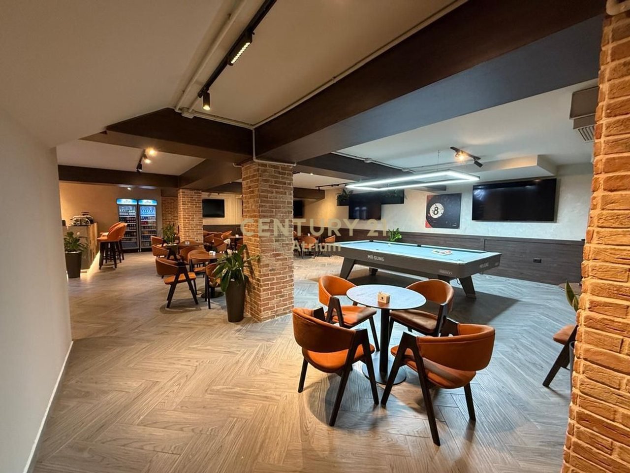 OPPORTUNITÀ! SPAZIO COMMERCIALE IN VENDITA VICINO AL LICEO "Petro Nini Luarasi"!