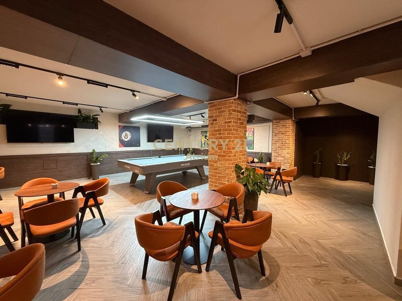 OPPORTUNITÀ! SPAZIO COMMERCIALE IN VENDITA VICINO AL LICEO "Petro Nini Luarasi"!