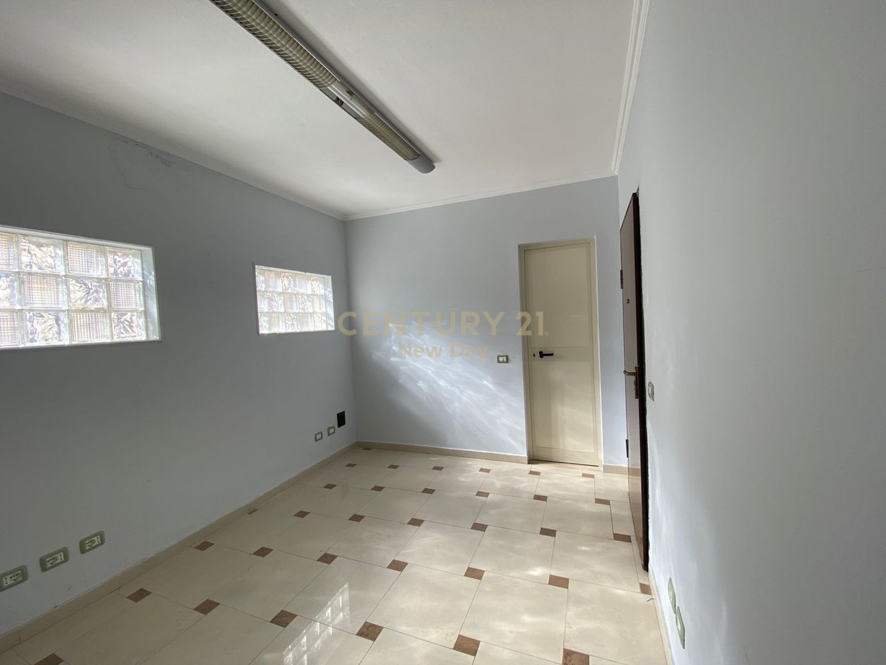 Zyrë me qira në qendër të Durrësit – 500€ / 45 m²