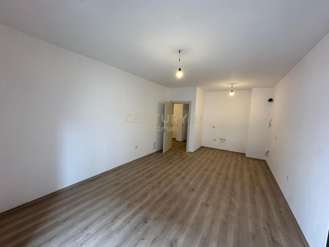 SHITET APARTAMENT  2 + 1 + 2 + POST PARKIMI NE KINOSTUDIO !