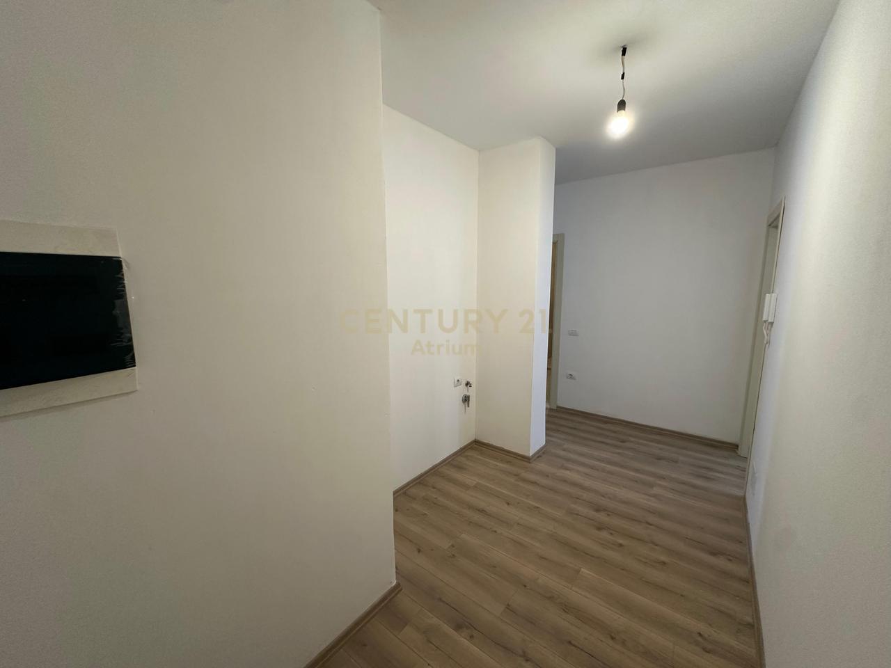 SHITET APARTAMENT  2 + 1 + 2 + POST PARKIMI NE KINOSTUDIO !