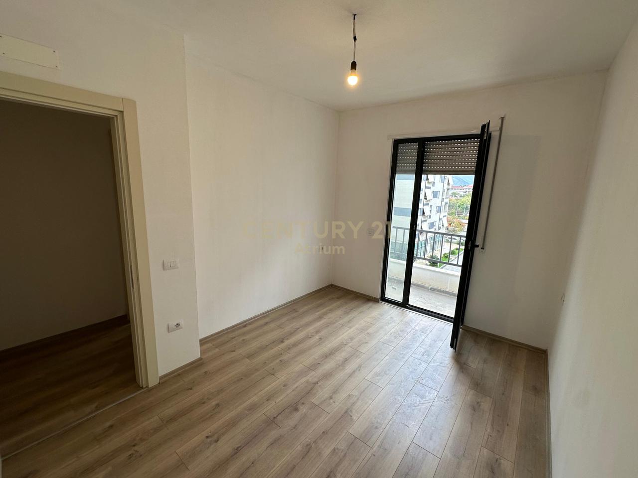 SHITET APARTAMENT  2 + 1 + 2 + POST PARKIMI NE KINOSTUDIO !
