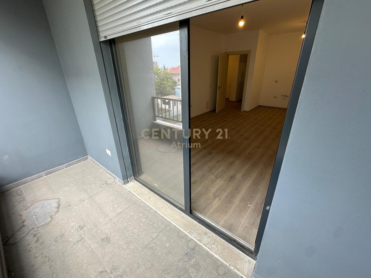 SHITET APARTAMENT  2 + 1 + 2 + POST PARKIMI NE KINOSTUDIO !