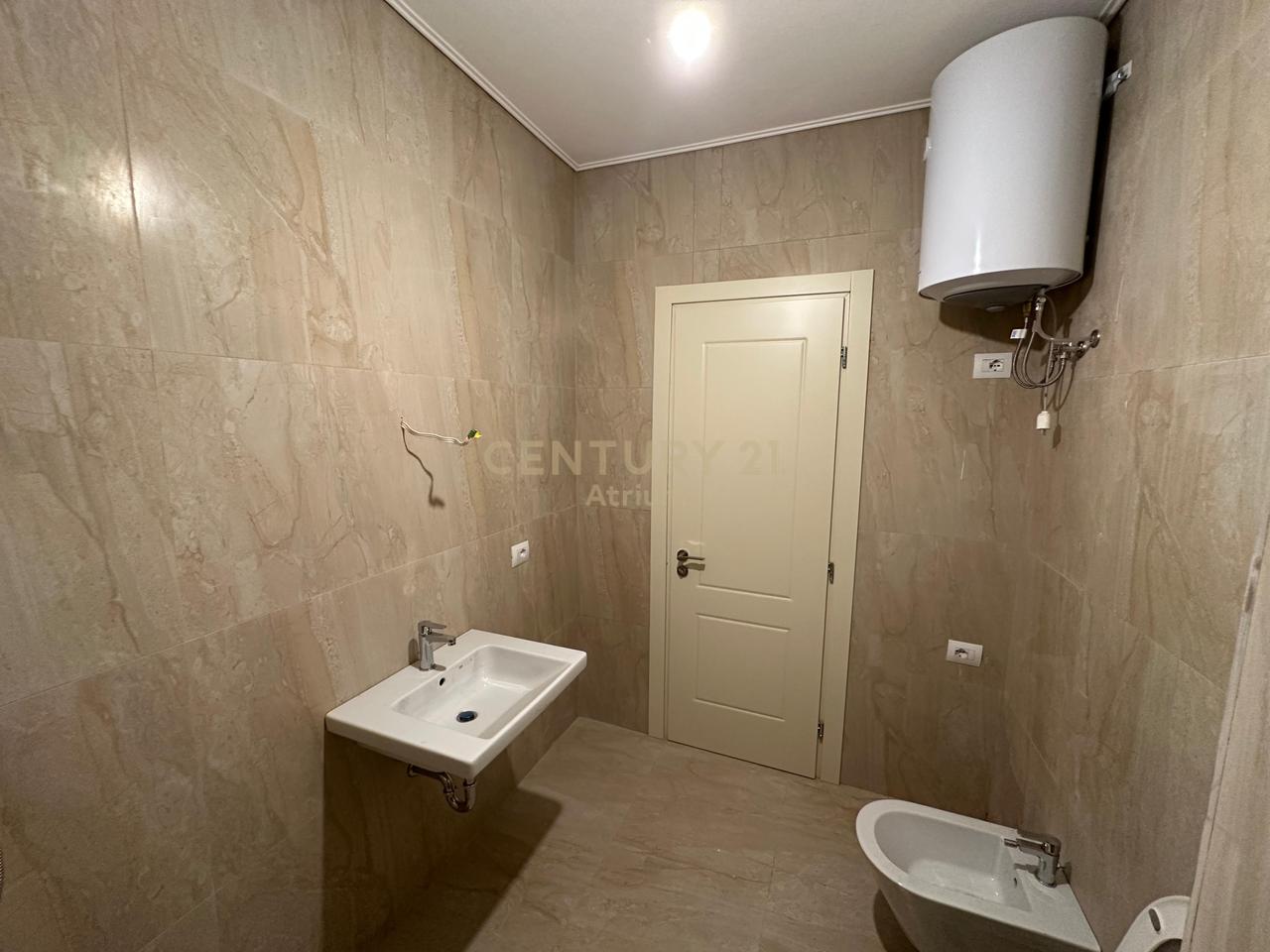 SHITET APARTAMENT  2 + 1 + 2 + POST PARKIMI NE KINOSTUDIO !