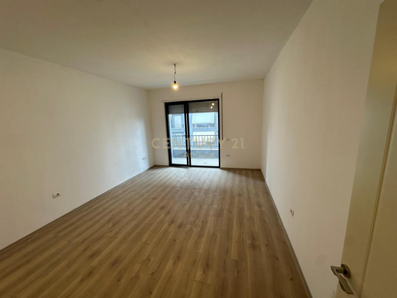 SHITET APARTAMENT  2 + 1 + 2 + POST PARKIMI NE KINOSTUDIO !