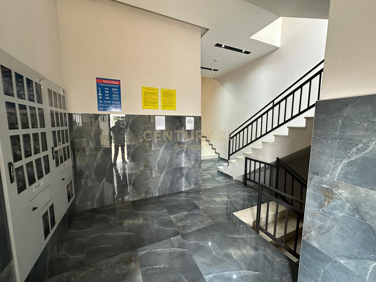 SHITET APARTAMENT  2 + 1 + 2 + POST PARKIMI NE KINOSTUDIO !