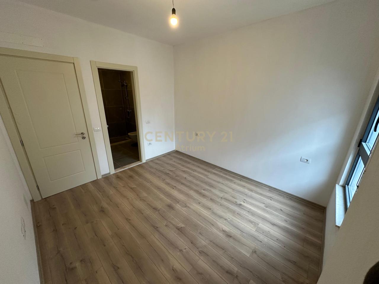 SHITET APARTAMENT  2 + 1 + 2 + POST PARKIMI NE KINOSTUDIO !