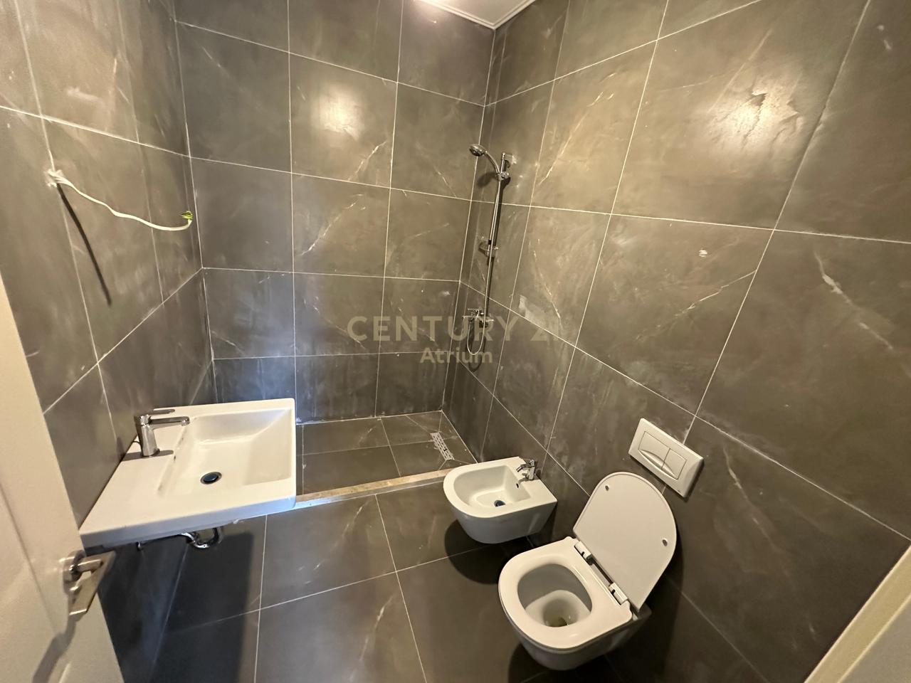 SHITET APARTAMENT  2 + 1 + 2 + POST PARKIMI NE KINOSTUDIO !