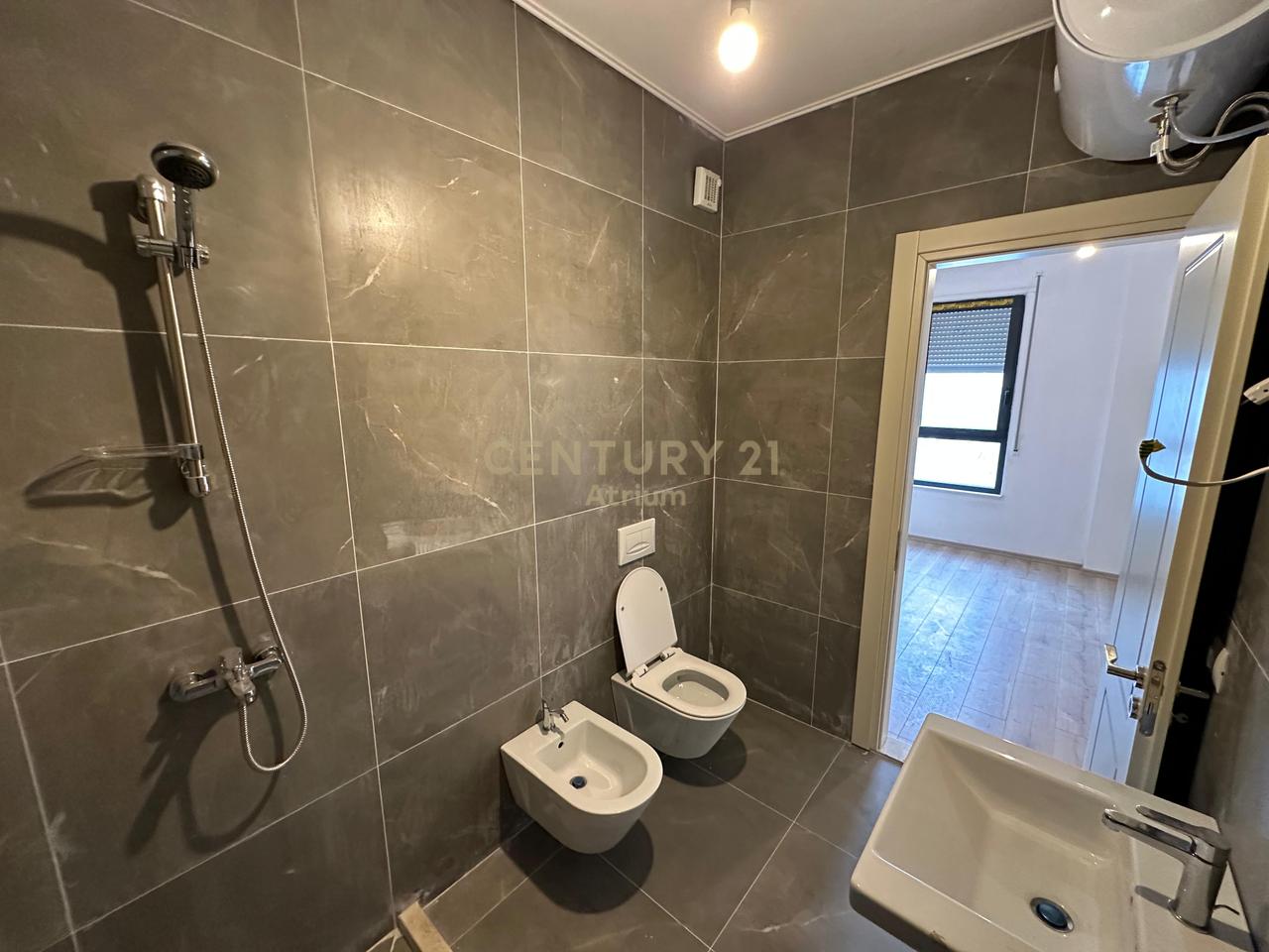 SHITET APARTAMENT  2 + 1 + 2 + POST PARKIMI NE KINOSTUDIO !