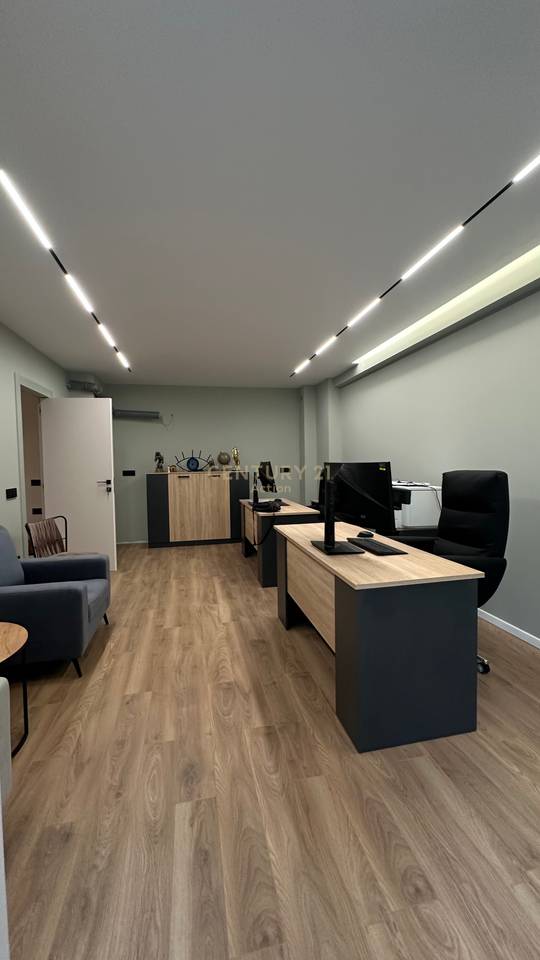 Ufficio moderno in affitto presso l'hotel "Radisson" Lago Secco.