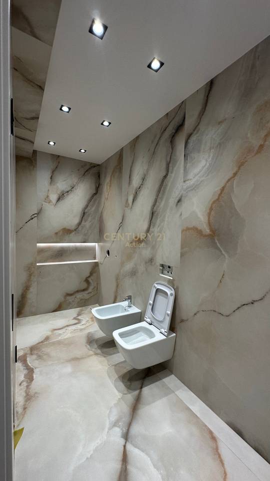 Ufficio moderno in affitto presso l'hotel "Radisson" Lago Secco.