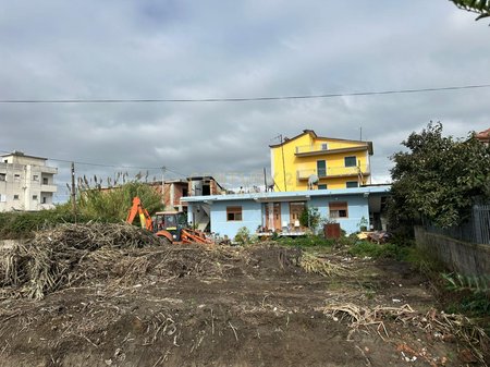 Shitet Truall ne zonen e plazhit.