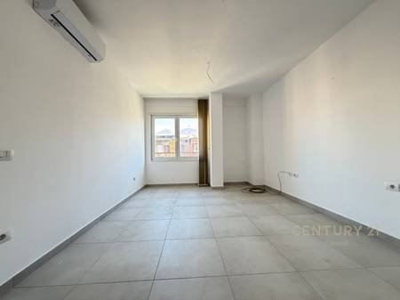 SHESIM APARTAMENT 1+1 ME PARKIM TË PËRFSHIRË PRANË PAZARIT TË RI!