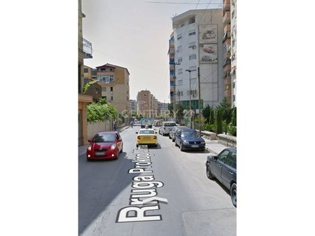 JAPIM ME QIRA AMBIENT KOMERCIAL TEK KOMUNA PARISIT !