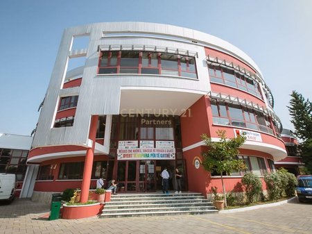 Casa a due piani in vendita nella zona della 'Scuola Rossa', Tirana