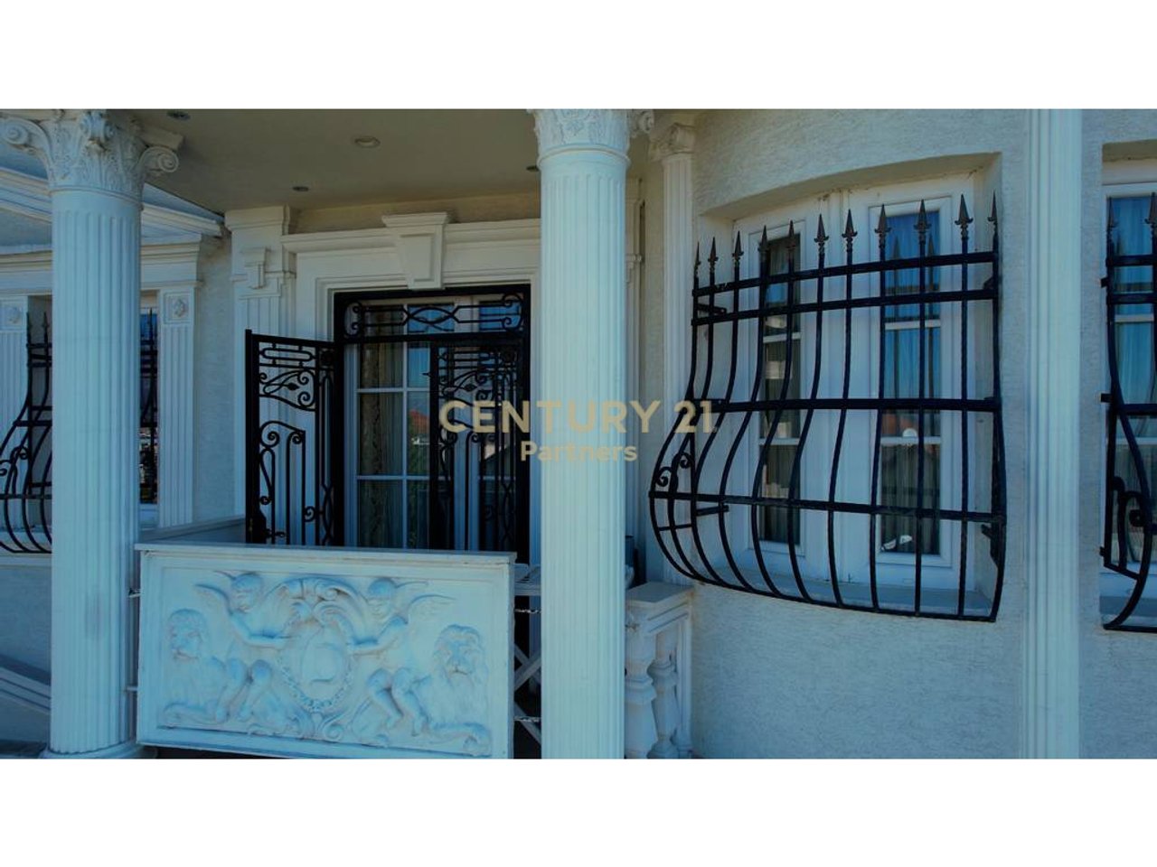 VILLA ESCLUSIVA SU 4 PIANI IN VENDITA