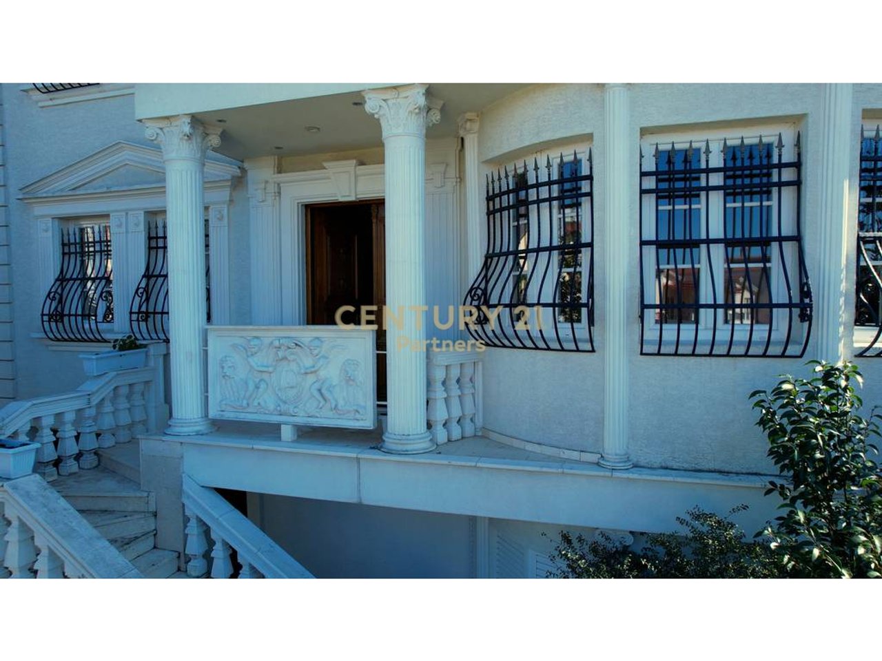 VILLA ESCLUSIVA SU 4 PIANI IN VENDITA