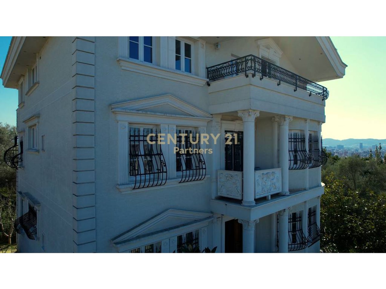 VILLA ESCLUSIVA SU 4 PIANI IN VENDITA