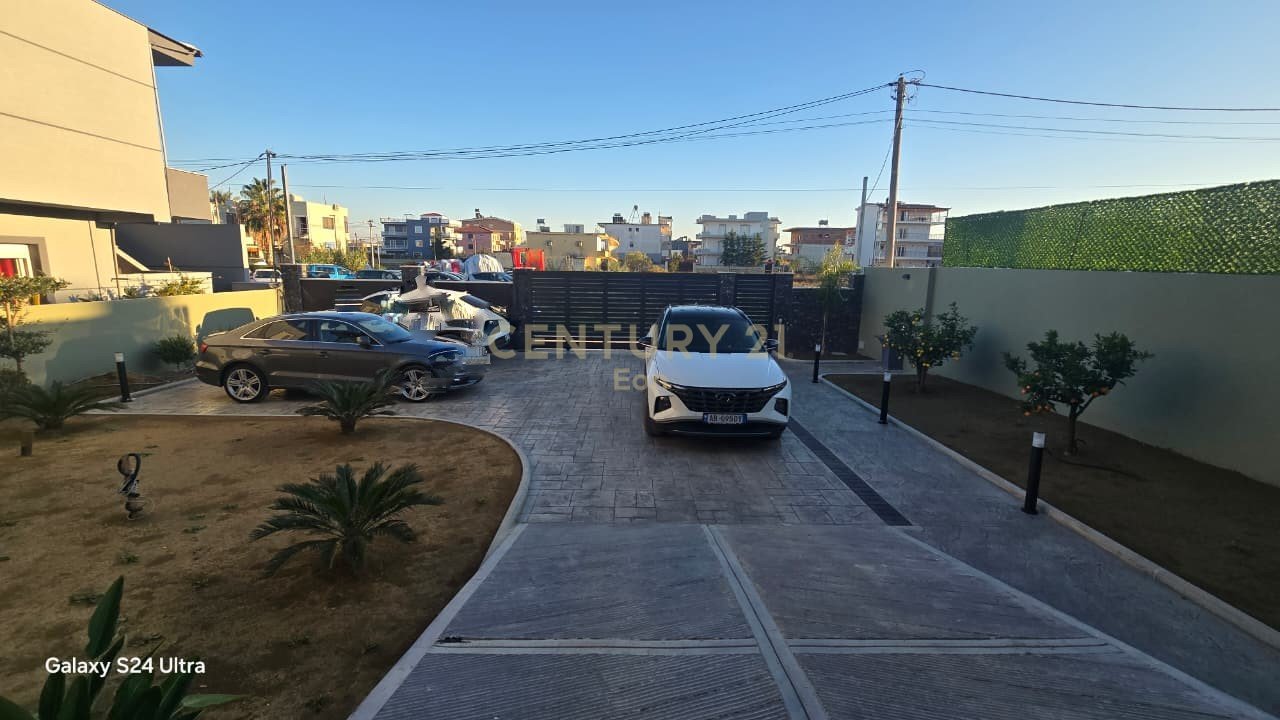 SHITET SUPER VILE ISH KENETA, DURRES 325M2 !
