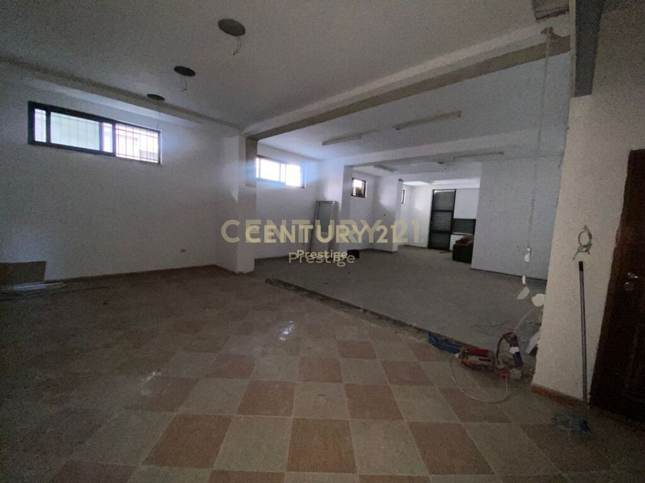 AMBIENT KOMERCIAL ME QIRA, PRANE MINISTRISE SE JASHTME, TIRANE!