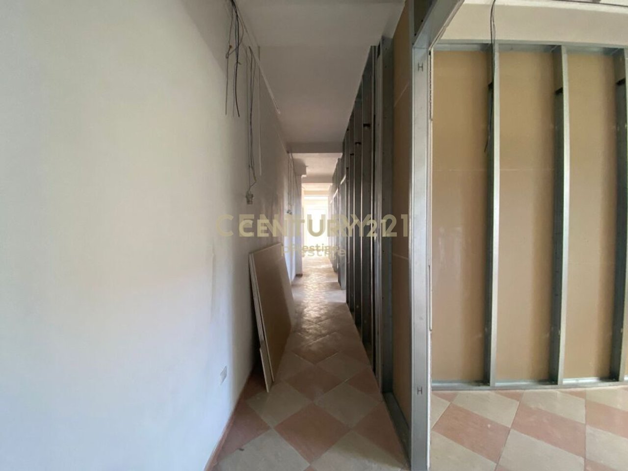 AMBIENT KOMERCIAL ME QIRA, PRANE MINISTRISE SE JASHTME, TIRANE!