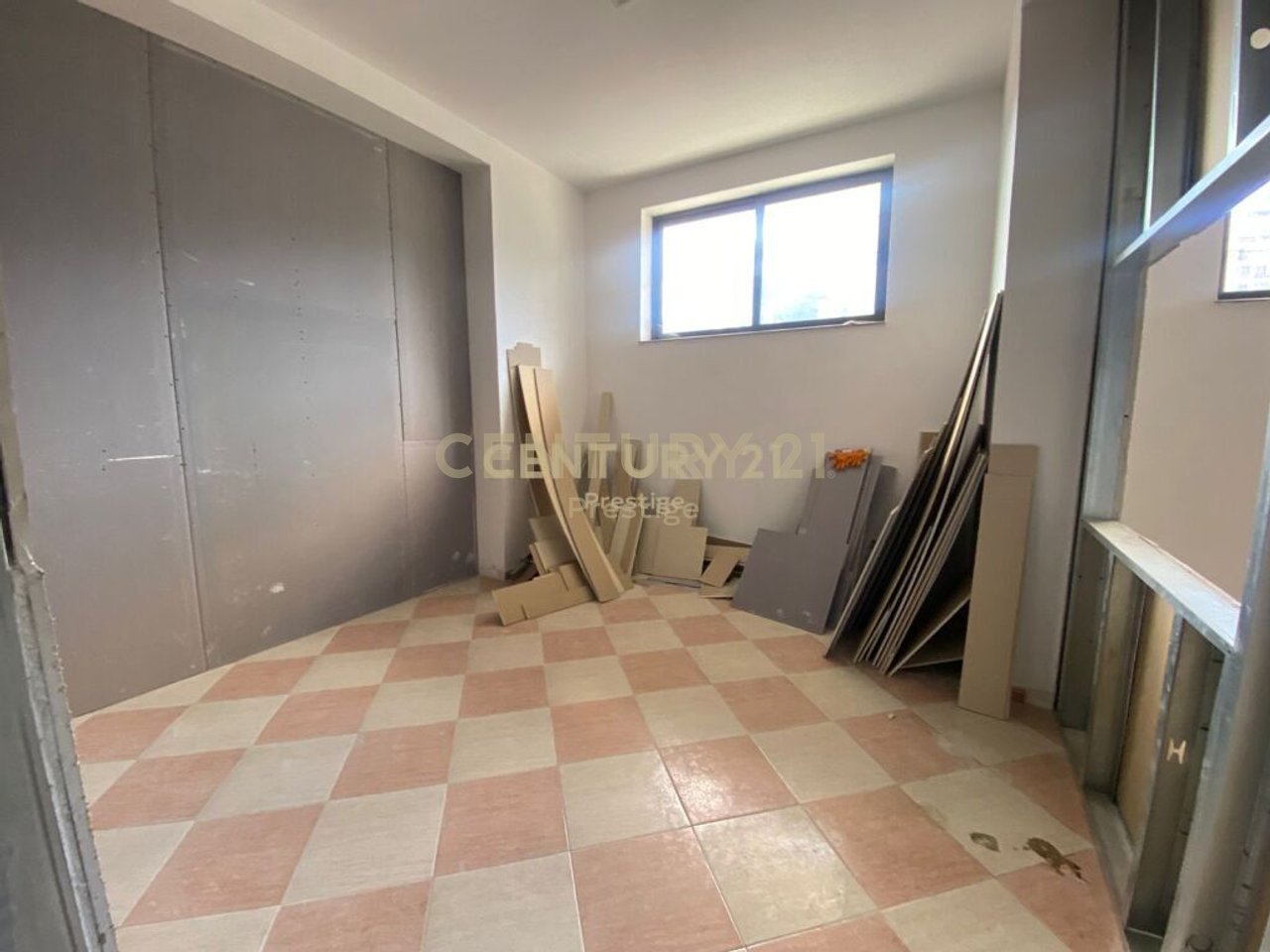 AMBIENT KOMERCIAL ME QIRA, PRANE MINISTRISE SE JASHTME, TIRANE!