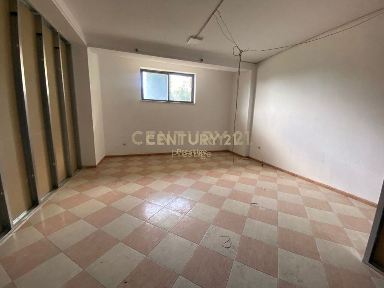 AMBIENT KOMERCIAL ME QIRA, PRANE MINISTRISE SE JASHTME, TIRANE!