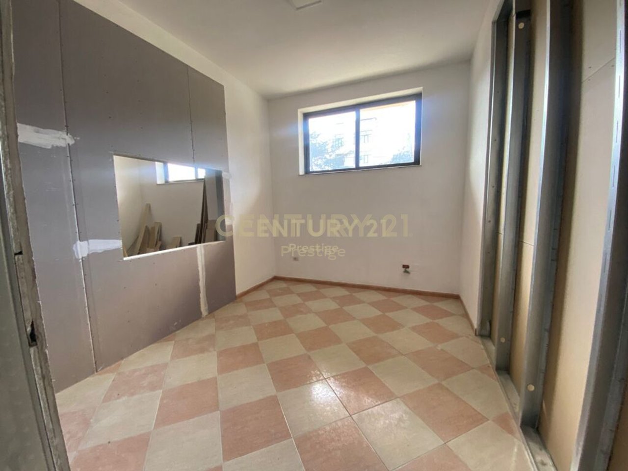 AMBIENT KOMERCIAL ME QIRA, PRANE MINISTRISE SE JASHTME, TIRANE!