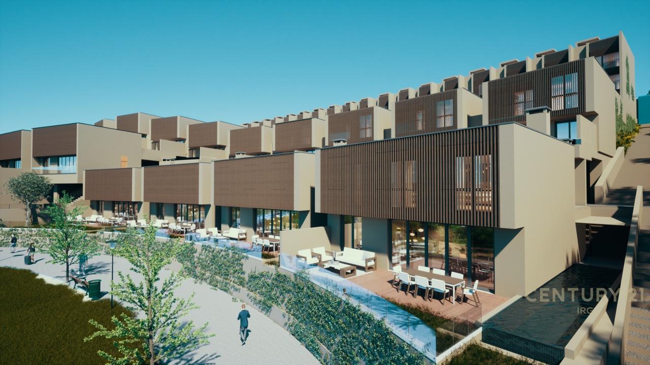 Triplex with a pool in Swan Lake Residence!