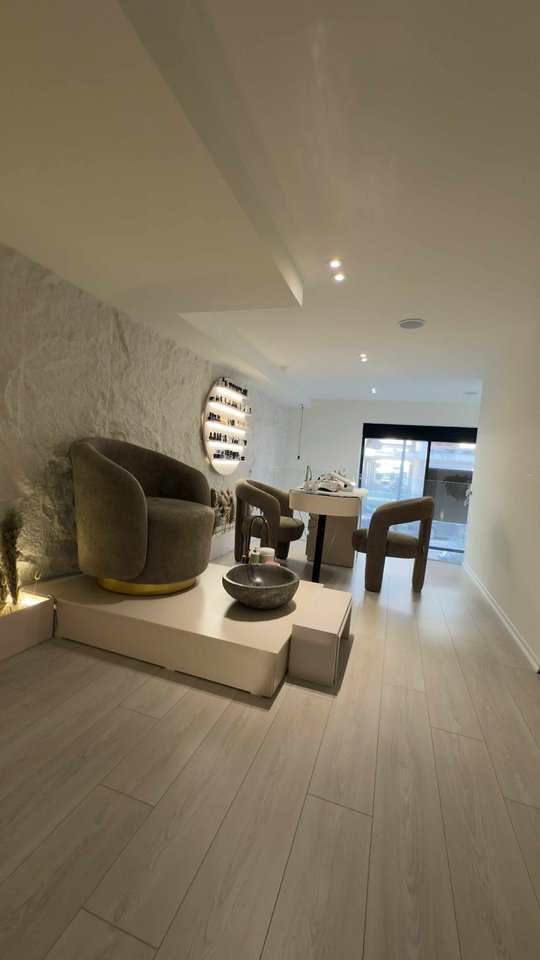 Jepet me qira ambient profesional për estetiste thonjsh – Kompleksi MARGA!