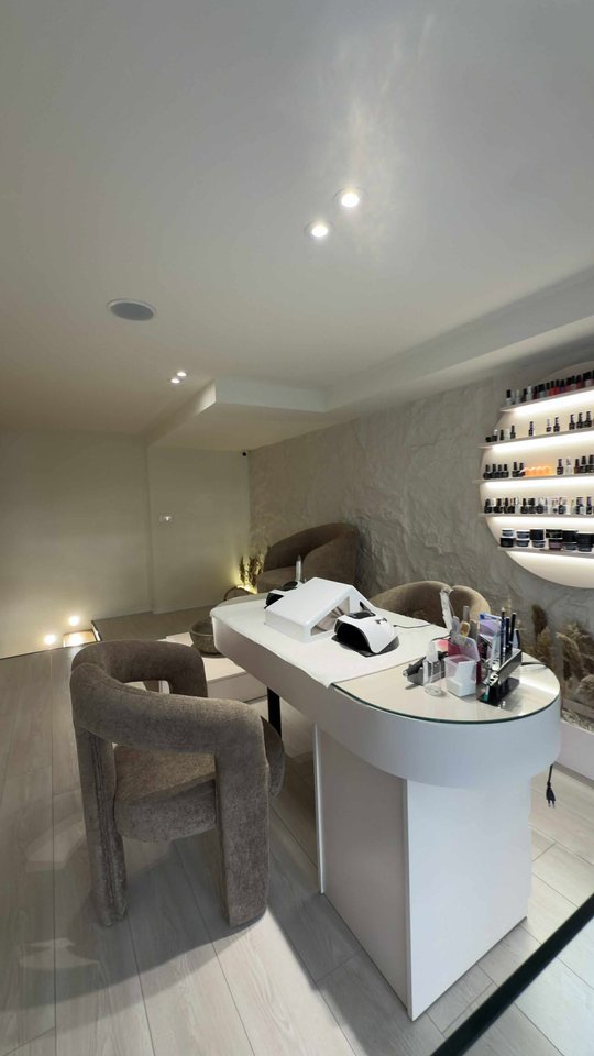 Jepet me qira ambient profesional për estetiste thonjsh – Kompleksi MARGA!