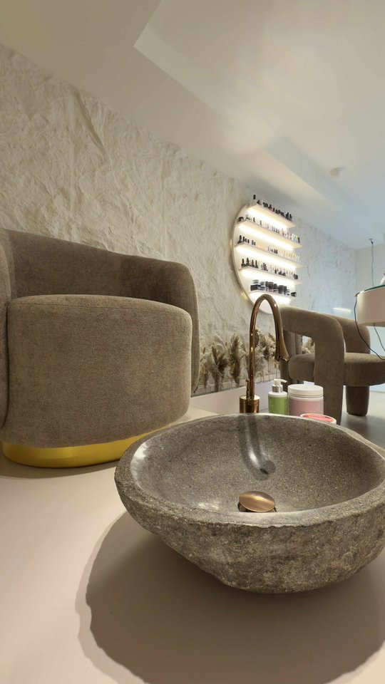 Jepet me qira ambient profesional për estetiste thonjsh – Kompleksi MARGA!