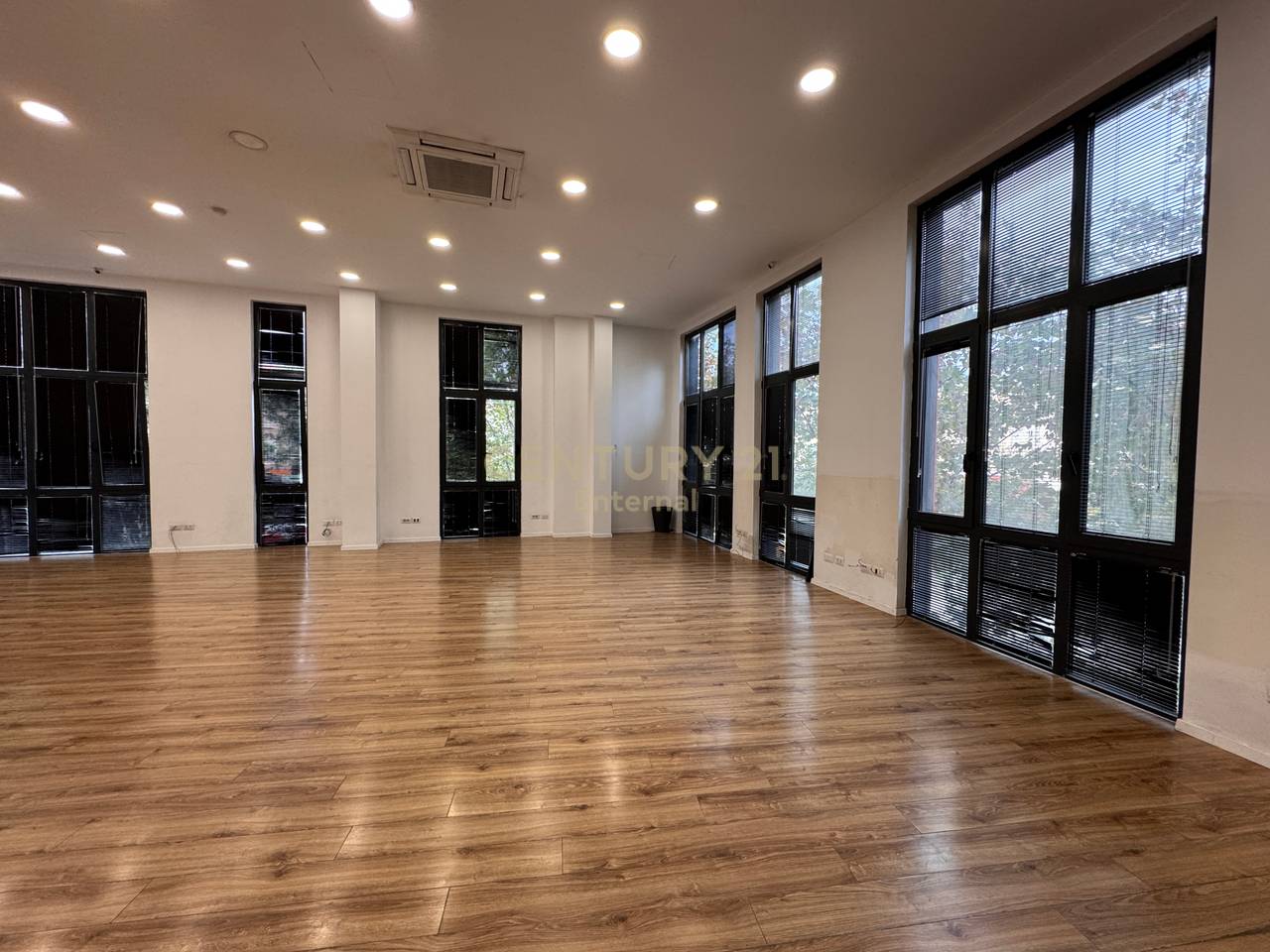 Ambient Biznesi / Zyre me qira tek 'Park Gate', Rruga e Elbasanit