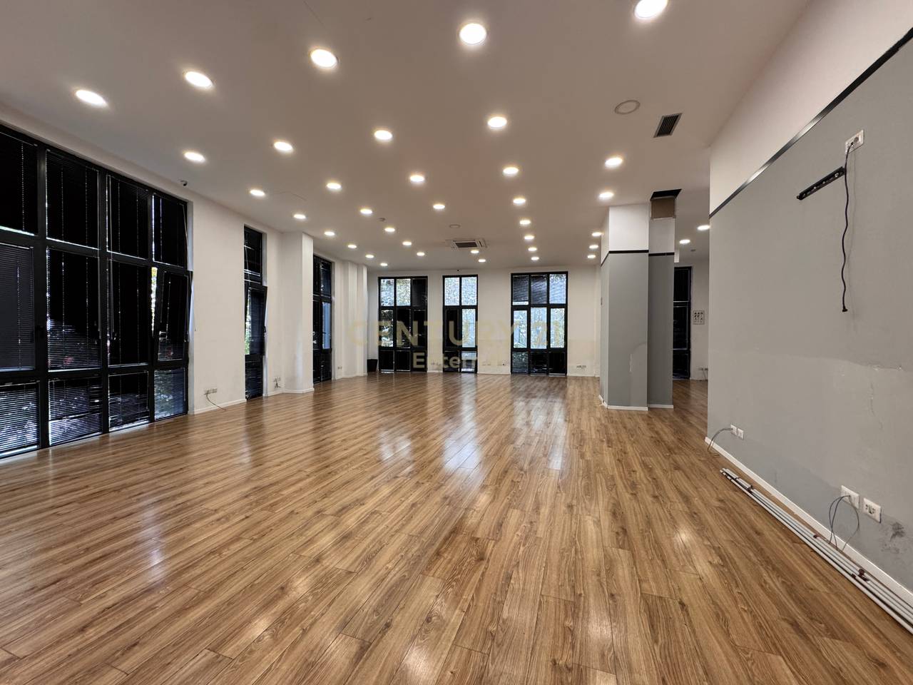 Ambient Biznesi / Zyre me qira tek 'Park Gate', Rruga e Elbasanit